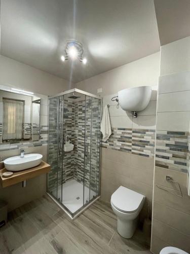 uma casa de banho com um chuveiro, um WC e um lavatório. em Casa Vacanze Arcobaleno em Gasponi