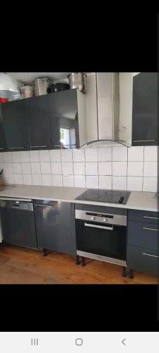 - une cuisine avec un comptoir dans l'établissement Villa coubron Montfermeil, à Montfermeil