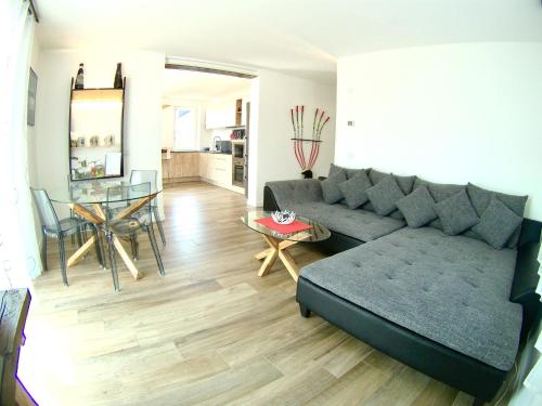 sala de estar con sofá y mesa en B&B - Apartments Sunnwies en Marlengo