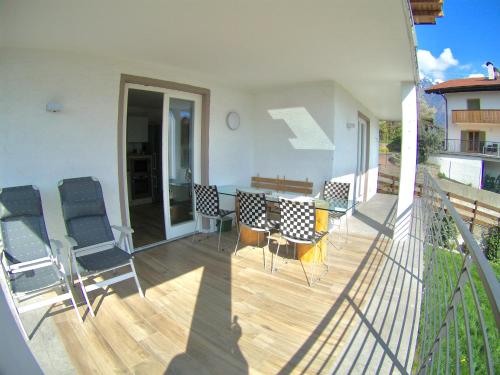 einen Balkon mit Stühlen und einem Tisch auf einer Terrasse in der Unterkunft B&B - Apartments Sunnwies in Marling