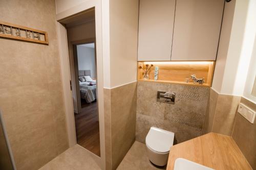 シュチェチンにあるCathedral Apartmentのバスルーム(トイレ、洗面台付)