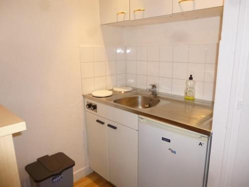 une petite cuisine avec un évier et un comptoir dans l'établissement Studio à 50m de la plage, 3 couchages, parking gratuit, animaux acceptés - FR-1-224C-73, à Saint-Jean-de-Monts