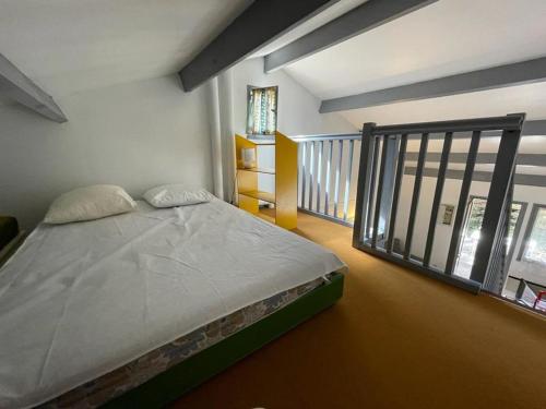une chambre avec un lit et un balcon dans l'établissement Villa Patio Vintage Proche du Port avec Terrasse et Parking - FR-1-413-100, à Capbreton