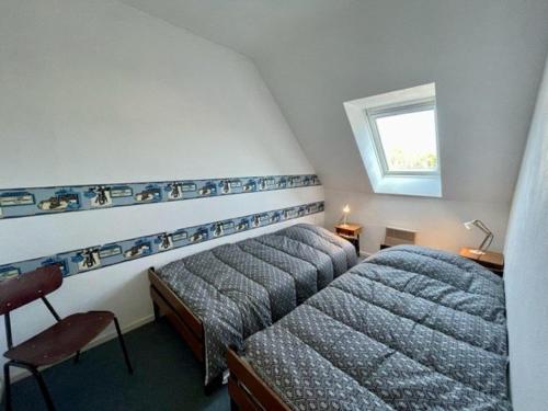 two beds in a small room with a window at Maison proche plage avec jardinet, 3 pièces, 40m², parking privé, animaux acceptés - FR-1-478-131 in Saint-Pierre-Quiberon