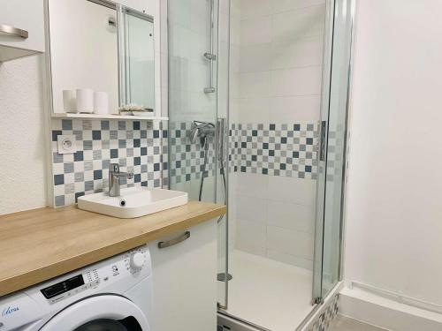 une salle de bain avec douche et machine à laver dans l'établissement Appartement 3 étoiles à Perros-Guirec, plage de Trestraou, 2-4 pers, parking inclus, proche Thalasso - FR-1-542-44, à Perros-Guirec