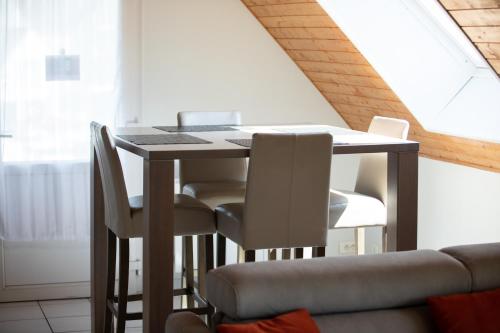 a table and chairs in a room with a window at Le Portzic, Appartement proche plage de Morgat in Crozon