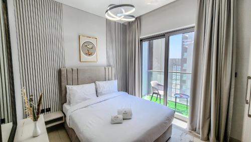 Katil atau katil-katil dalam bilik di STAY BY LATINEM Luxury 1BR Holiday Home CVR A2803 near Burj Khalifa