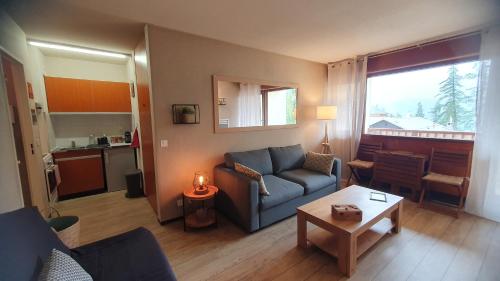 un salon avec un canapé et une table dans l'établissement STUDIO CENTRE ET PIED DES PISTES, à Valberg