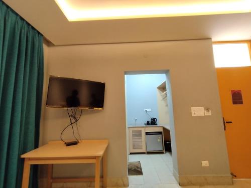 a living room with a flat screen tv on the wall at Madpackers Bir in Bīr