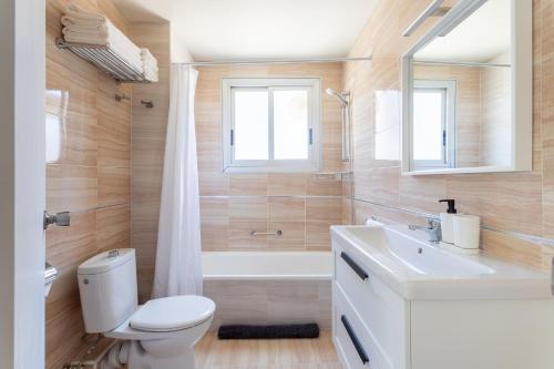 ein Badezimmer mit einem WC, einem Waschbecken und einer Badewanne in der Unterkunft Mucho Gusto Coblanca 3 in Benidorm