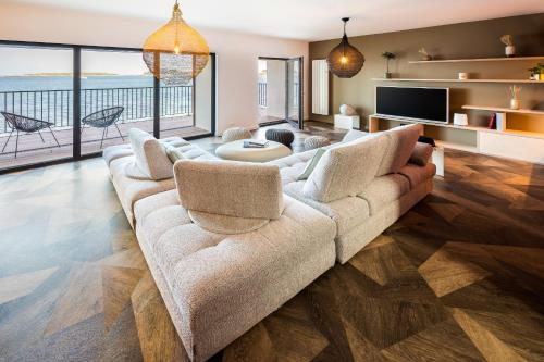 - un salon avec un canapé et une télévision dans l'établissement ILE CEZON - Duplex de luxe avec magnifique vue mer, à Landéda