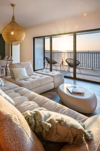 un salon avec un canapé et une table dans l'établissement ILE CEZON - Duplex de luxe avec magnifique vue mer, à Landéda