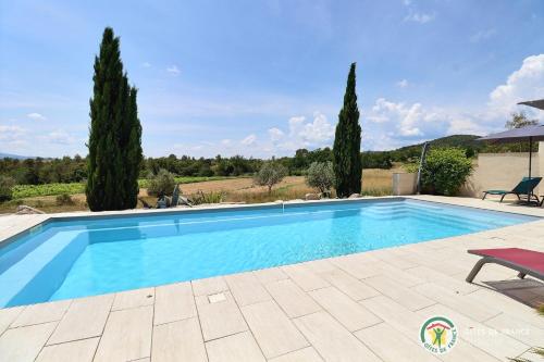 une image d'une piscine dans une villa dans l'établissement Le Bonlieu des Volets rouges, à Saint-Sauveur-de-Cruzières