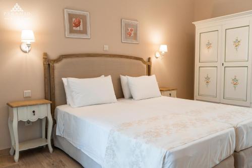 アギオス・スパイリドン・コルフォにあるLuxury Villa Aphroditeのベッドルーム1室(大きな白いベッド1台、枕2つ付)