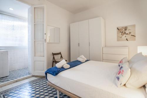 a bedroom with a large white bed in a room at 42par1049 - Super Bright 3BR in Sant Antoni in Barcelona