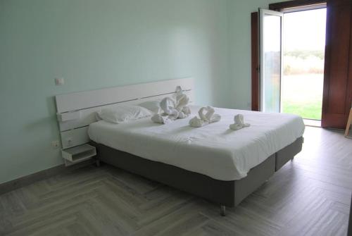 מיטה או מיטות בחדר ב-Casa do Lago Herdade do Gizo
