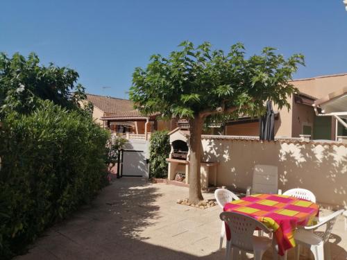 Villa plein sud, 4 couchages, en résidence LES ONDINES avec piscine commune, 500 m de la mer LROND28