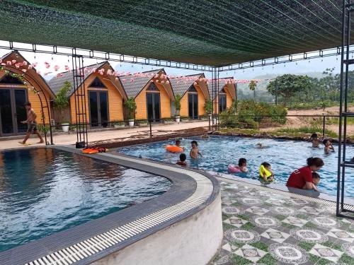 The swimming pool at or close to Homestay Suối Khoáng Minh Hằng