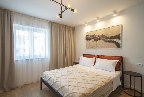 een slaapkamer met een bed en een groot raam bij Gentilini Residence in Rovinj