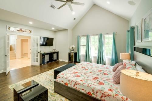 een slaapkamer met een bed en een woonkamer bij Luxury Texas Villa on 10 Acres with Pool and Pond! in McKinney