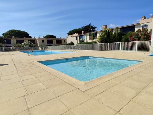 - une grande piscine dans une cour revêtue de carrelage dans l'établissement Studio 4 pers, à 500m de la mer avec piscine, tennis et loggia - Argelès-sur-Mer - FR-1-225-527, à Argelès-sur-Mer