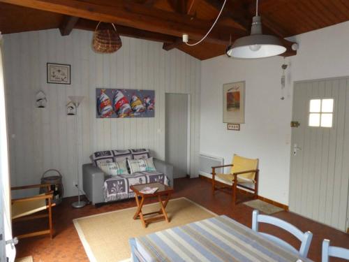 Photo de la galerie de l'établissement Maison 3 pièces avec jardin à 600m de la plage - 6 couchages - Barbâtre - FR-1-224B-66, à Barbâtre