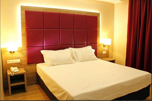 Un pat sau paturi într-o cameră la Hotel Pacha