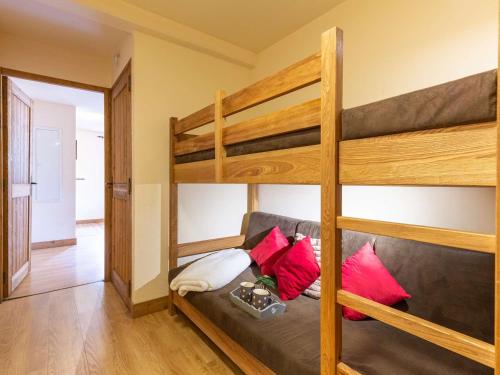- une chambre avec 2 lits superposés et des oreillers rouges dans l'établissement Appartement de prestige en hyper centre avec piscine, sauna et parking sécurisé - FR-1-296-422, à Saint-Lary-Soulan