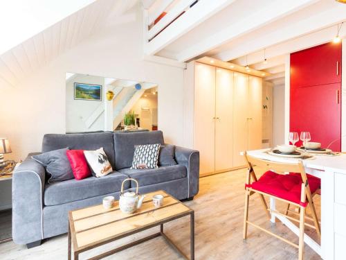 un salon avec un canapé et une table dans l'établissement Charmant appart. 4 pers. près de Saint Lary avec navette gratuite et forfaits ski! - FR-1-296-327, à Vielle-Aure