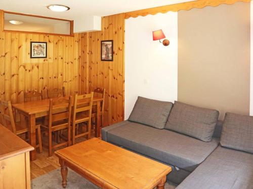 un salon avec un canapé et une table dans l'établissement Appartement charmant avec piscine, sauna, et accès skis aux pieds - 6 personnes, Les Orres 1800 - FR-1-322-446, aux Orres