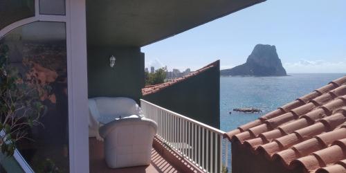 un balcón de una casa con vistas al océano en Sobre el mar, en Calpe