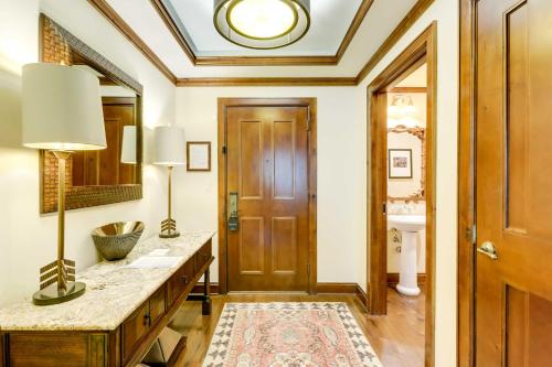 uma casa de banho com uma porta de madeira e um lavatório em Ski Resort Condo in Ritz-Carlton Aspen Highlands em Aspen