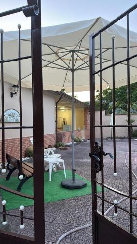 Blick auf eine Terrasse mit einem Tisch und einem Sonnenschirm in der Unterkunft B&B Oasi del Voscone in Sarno