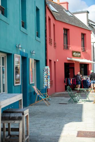 une rangée de bâtiments colorés dans une rue dans l'établissement Le Portzic, Appartement proche plage de Morgat, à Crozon