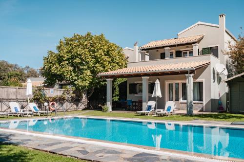 una piscina frente a una casa en Pyramid City Villas en Agios Spyridon Corfu