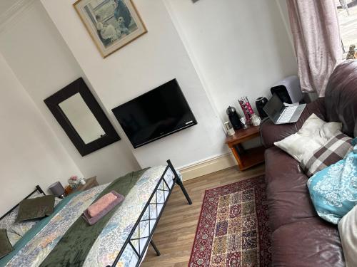 sala de estar con cama y sofá en beautifully room, en Altrincham