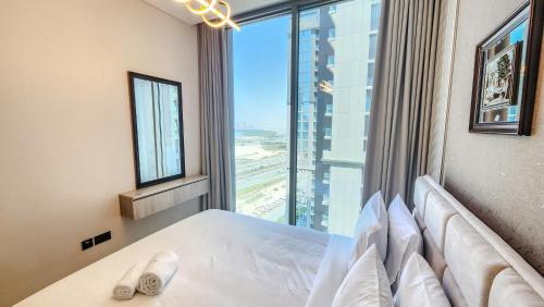 Postel nebo postele na pokoji v ubytování STAY BY LATINEM Luxury 1BR Holiday Home CVR A1804 near Burj Khalifa