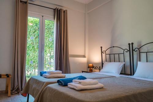 2 Betten mit Handtüchern darüber in einem Schlafzimmer in der Unterkunft Pyramid City Villas in Agios Spiridon, Korfu