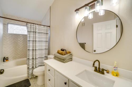 Ένα μπάνιο στο 16 Mi to DIA Townhome with Fireplace in Aurora