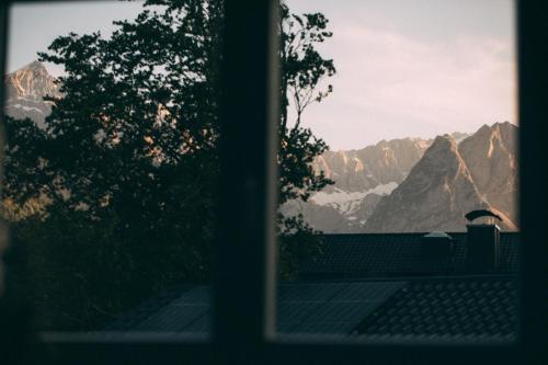 ein Fenster mit Bergblick in der Unterkunft Boutique ChaletS Alpi - Private Sauna & Cinema in Garmisch-Partenkirchen