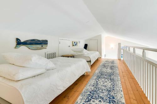 Postel nebo postele na pokoji v ubytování Jamaica Beach Home with Surrounding Water Views!