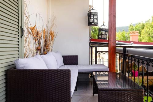 porche con sofá y sillas en el balcón en Maria’s Sunset House en Agistri