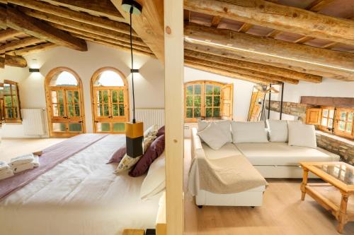 sala de estar con cama grande y sofá en Mas Cufí en Serinyà