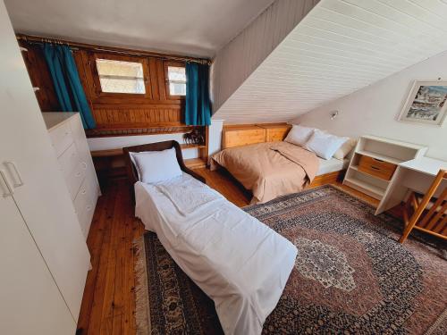 Ένα ή περισσότερα κρεβάτια σε δωμάτιο στο The Architect’s Maisonette - unique and top center
