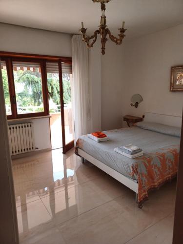 1 dormitorio con cama y ventana grande en Viale Unità D'Italia, en Formia