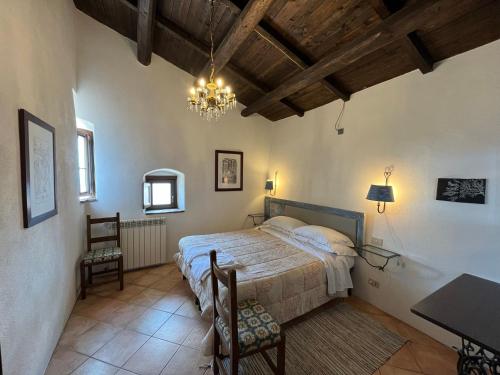 een slaapkamer met een bed en een tafel en stoelen bij La Taberna di Rocca Calascio in Calascio
