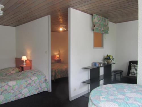 una camera d'albergo con due letti e una camera con due letti di Auberge de l'Arzon a Chomelix