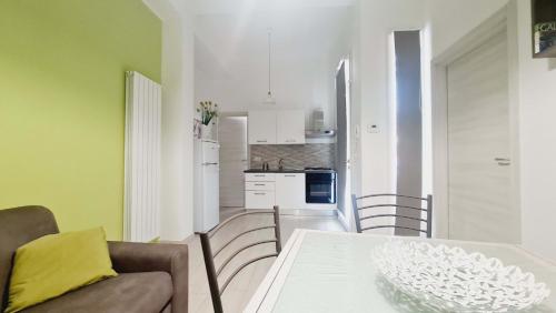 eine Küche und ein Esszimmer mit einem Tisch und Stühlen in der Unterkunft Haima Apartments in Porto Cesareo