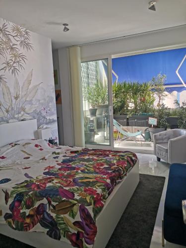 une chambre avec un lit et une grande fenêtre dans l'établissement Marina dream, à Toulon