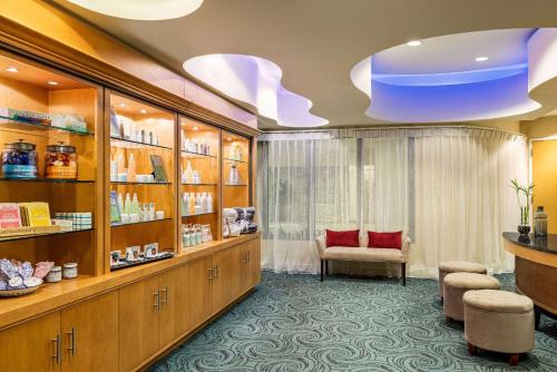 a room with aasteryasteryasteryasteryasteryasteryasteryasteryasteryasteryasteryastery at Viana Hotel and Spa, Trademark Collection by Wyndham in Westbury